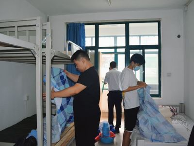 淄博师专暖心为身高超2米新生定制加大床铺